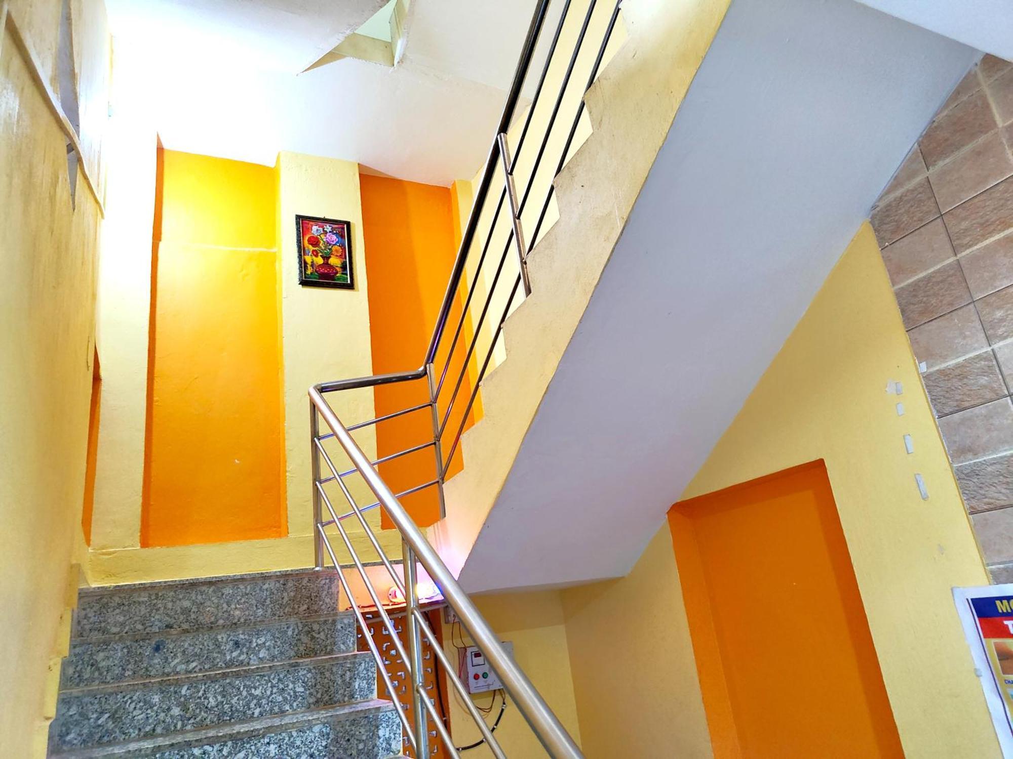 Goroomgo Sahoo Palace Puri - Prime Location Near Sea Beach - Excellent Service With Parking Facilities Bagian luar foto